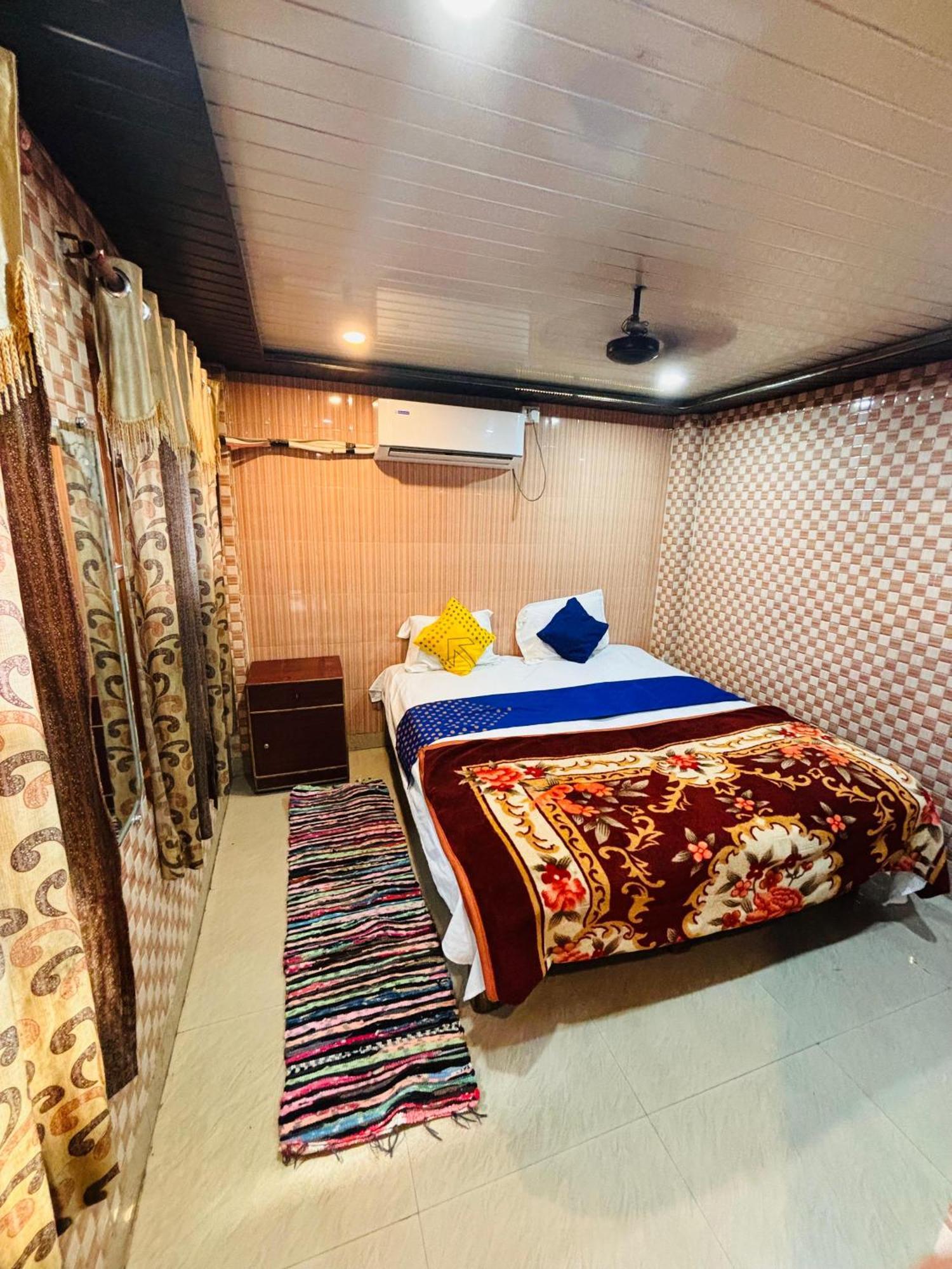 Palace Paying - Near Shivala Ghat * Varanasi